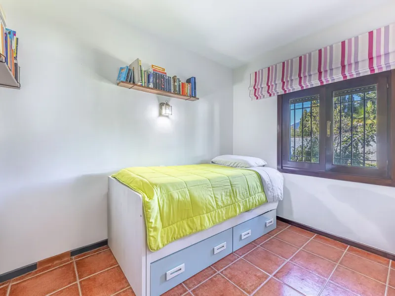 Rural plot with detached villa for sale in Guadalmina Alta A unique opportunity to purchase a spacious 3,000 m² rural plot with a detached single-storey house, situated in the prestigious area of Guadalmina Alta, a peaceful setting surrounded by nature, j