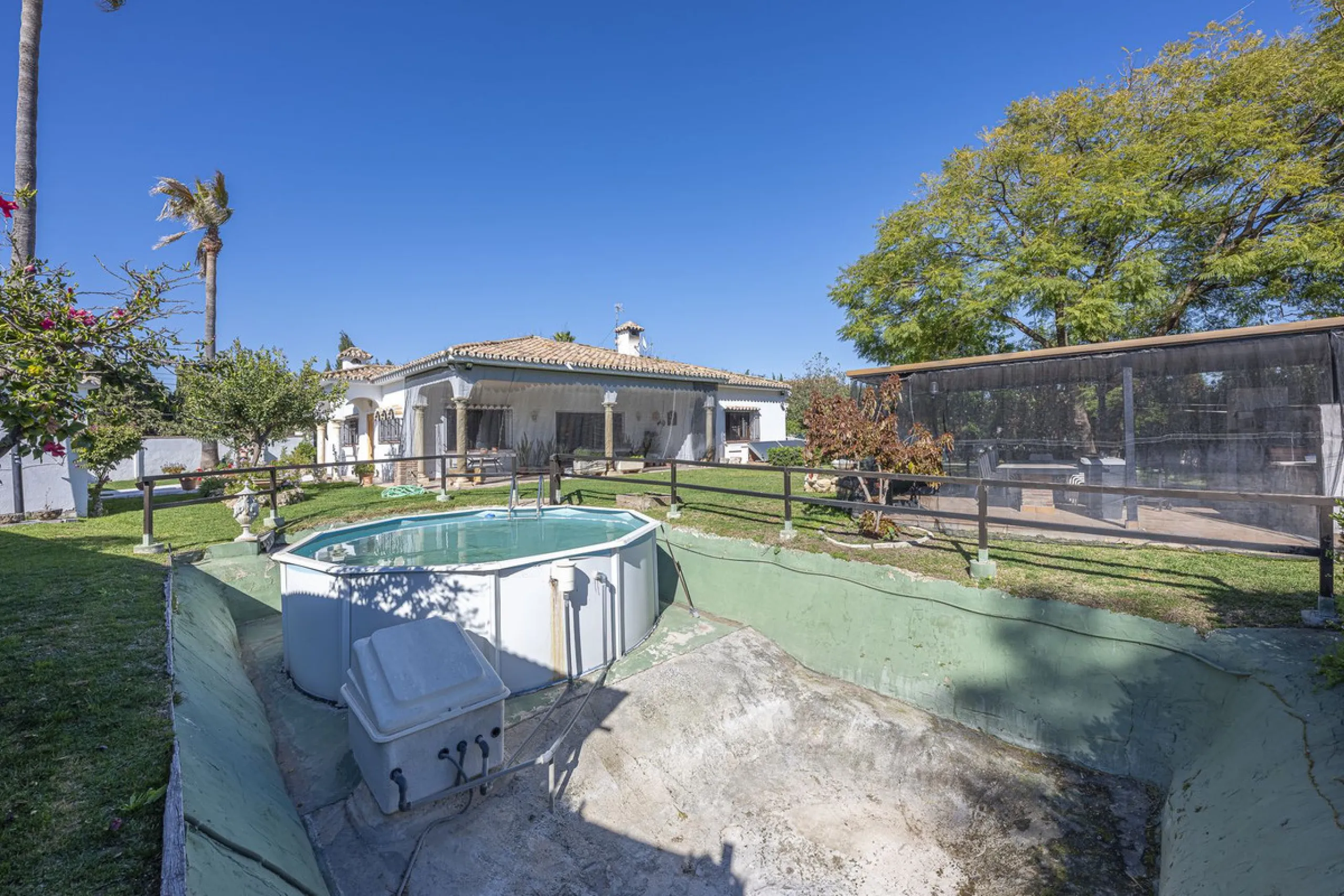 Rural plot with detached villa for sale in Guadalmina Alta A unique opportunity to purchase a spacious 3,000 m² rural plot with a detached single-storey house, situated in the prestigious area of Guadalmina Alta, a peaceful setting surrounded by nature, j