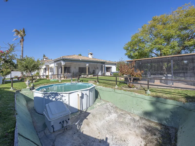 Rural plot with detached villa for sale in Guadalmina Alta A unique opportunity to purchase a spacious 3,000 m² rural plot with a detached single-storey house, situated in the prestigious area of Guadalmina Alta, a peaceful setting surrounded by nature, j