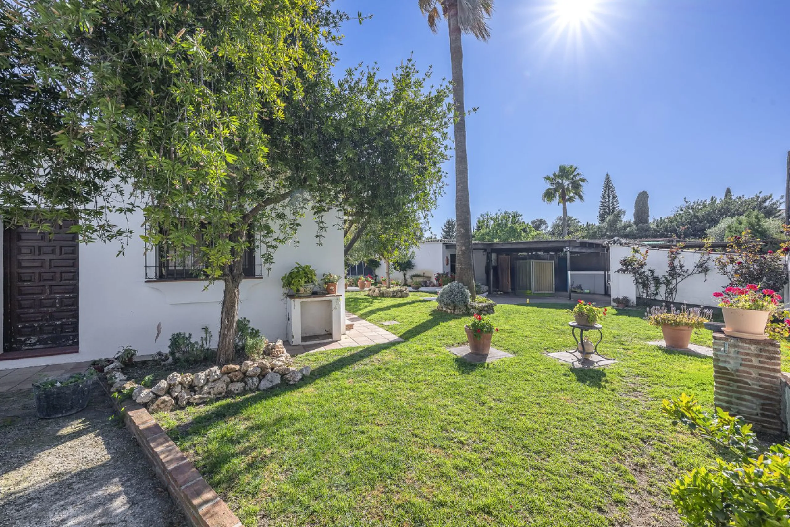 Rural plot with detached villa for sale in Guadalmina Alta A unique opportunity to purchase a spacious 3,000 m² rural plot with a detached single-storey house, situated in the prestigious area of Guadalmina Alta, a peaceful setting surrounded by nature, j