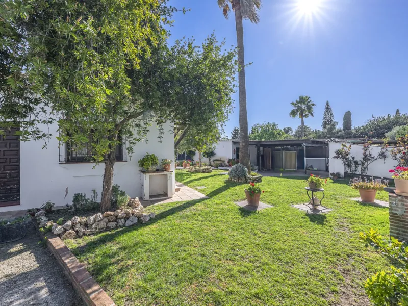 Rural plot with detached villa for sale in Guadalmina Alta A unique opportunity to purchase a spacious 3,000 m² rural plot with a detached single-storey house, situated in the prestigious area of Guadalmina Alta, a peaceful setting surrounded by nature, j
