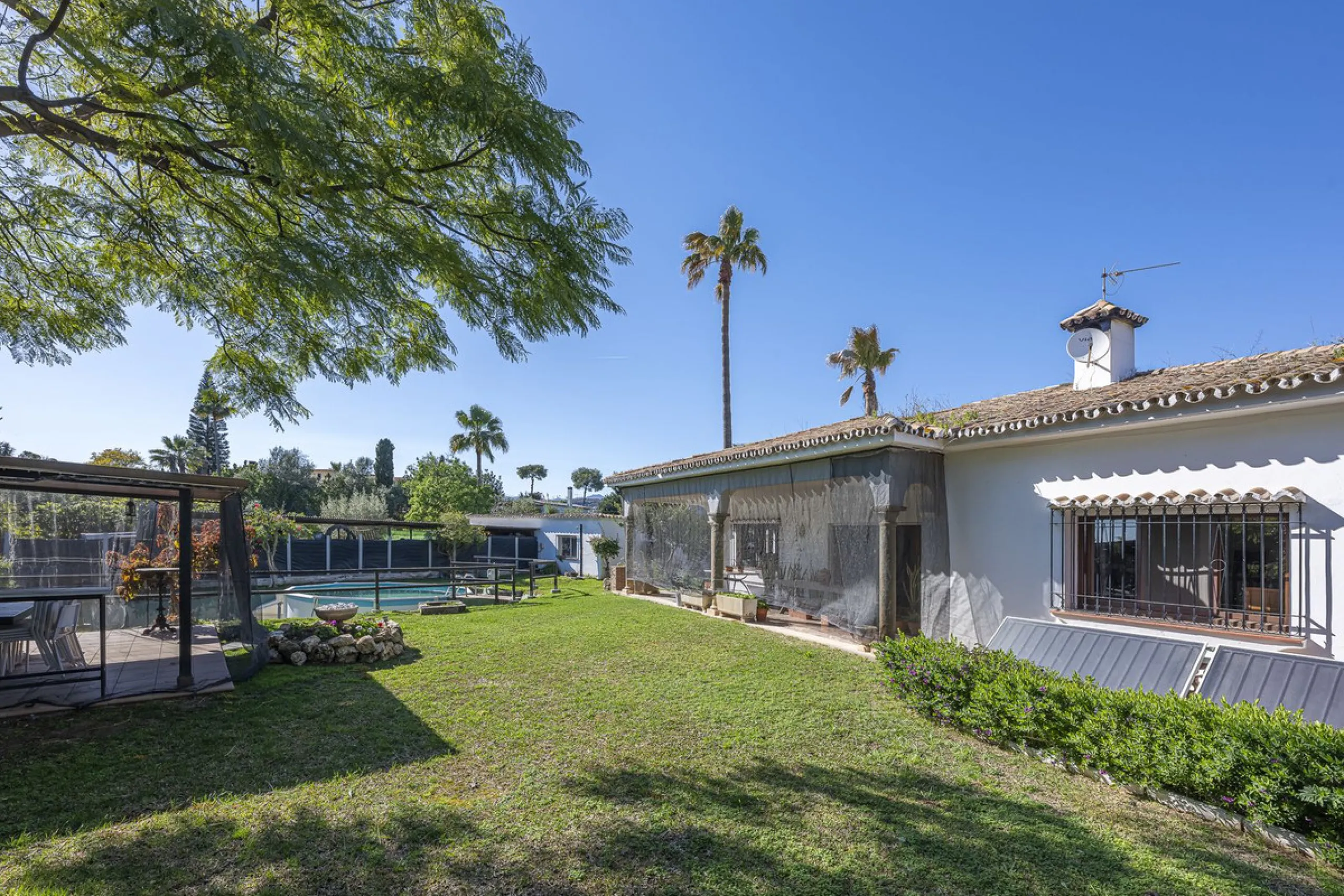 Rural plot with detached villa for sale in Guadalmina Alta A unique opportunity to purchase a spacious 3,000 m² rural plot with a detached single-storey house, situated in the prestigious area of Guadalmina Alta, a peaceful setting surrounded by nature, j