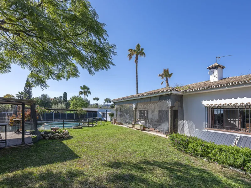 Rural plot with detached villa for sale in Guadalmina Alta A unique opportunity to purchase a spacious 3,000 m² rural plot with a detached single-storey house, situated in the prestigious area of Guadalmina Alta, a peaceful setting surrounded by nature, j