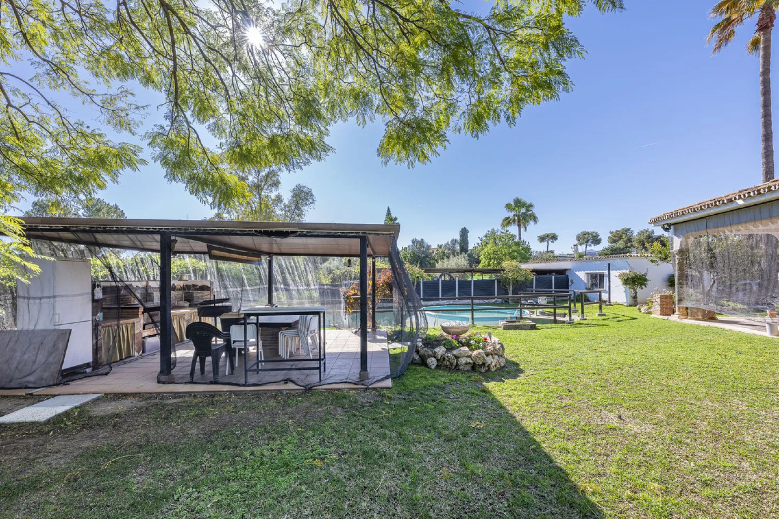 Rural plot with detached villa for sale in Guadalmina Alta A unique opportunity to purchase a spacious 3,000 m² rural plot with a detached single-storey house, situated in the prestigious area of Guadalmina Alta, a peaceful setting surrounded by nature, j