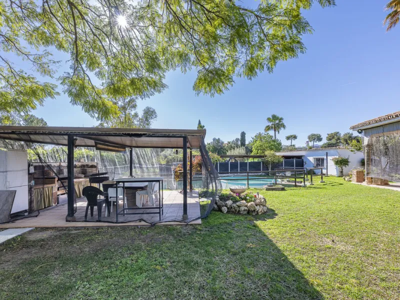 Rural plot with detached villa for sale in Guadalmina Alta A unique opportunity to purchase a spacious 3,000 m² rural plot with a detached single-storey house, situated in the prestigious area of Guadalmina Alta, a peaceful setting surrounded by nature, j