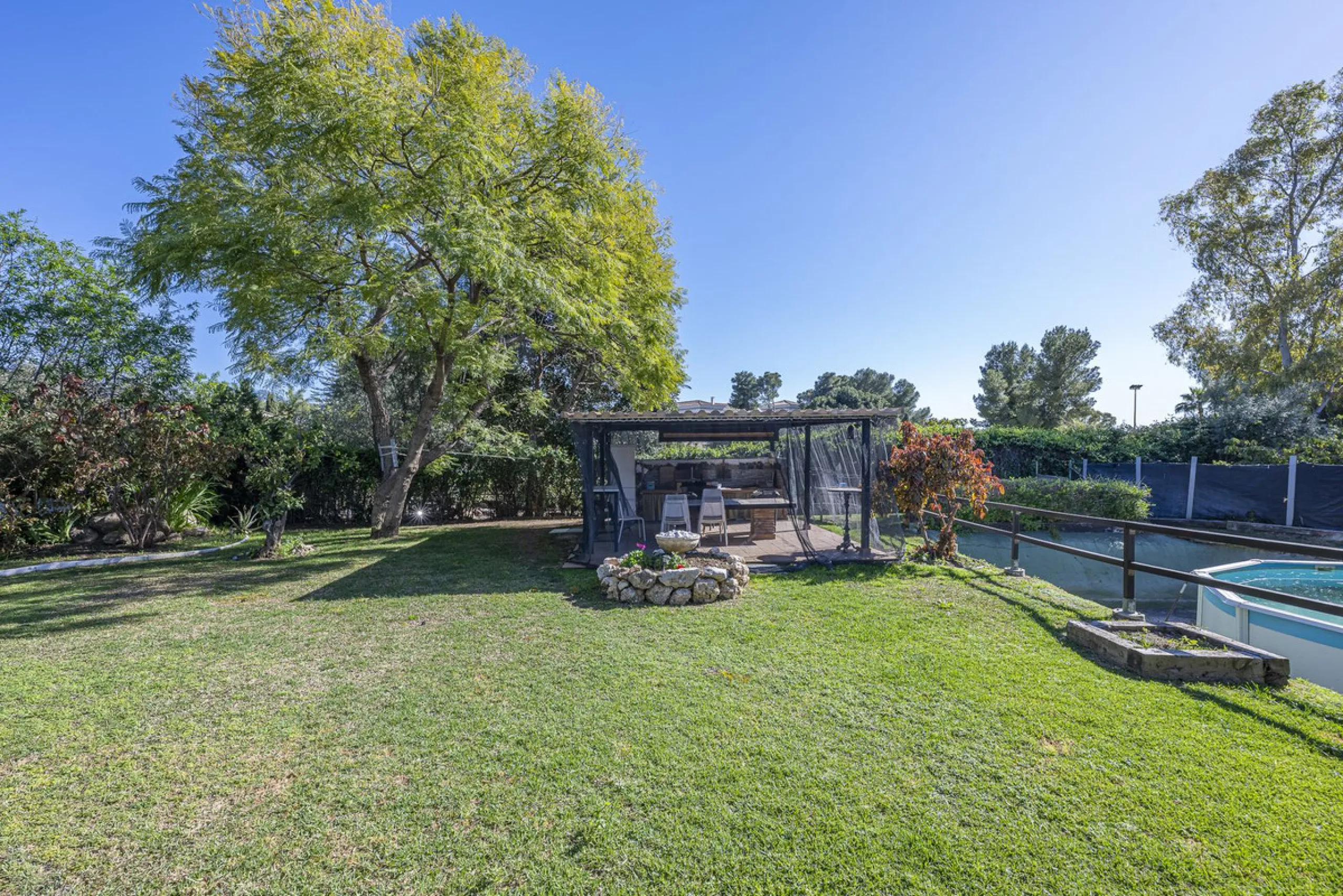 Rural plot with detached villa for sale in Guadalmina Alta A unique opportunity to purchase a spacious 3,000 m² rural plot with a detached single-storey house, situated in the prestigious area of Guadalmina Alta, a peaceful setting surrounded by nature, j