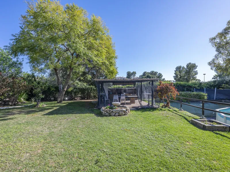 Rural plot with detached villa for sale in Guadalmina Alta A unique opportunity to purchase a spacious 3,000 m² rural plot with a detached single-storey house, situated in the prestigious area of Guadalmina Alta, a peaceful setting surrounded by nature, j
