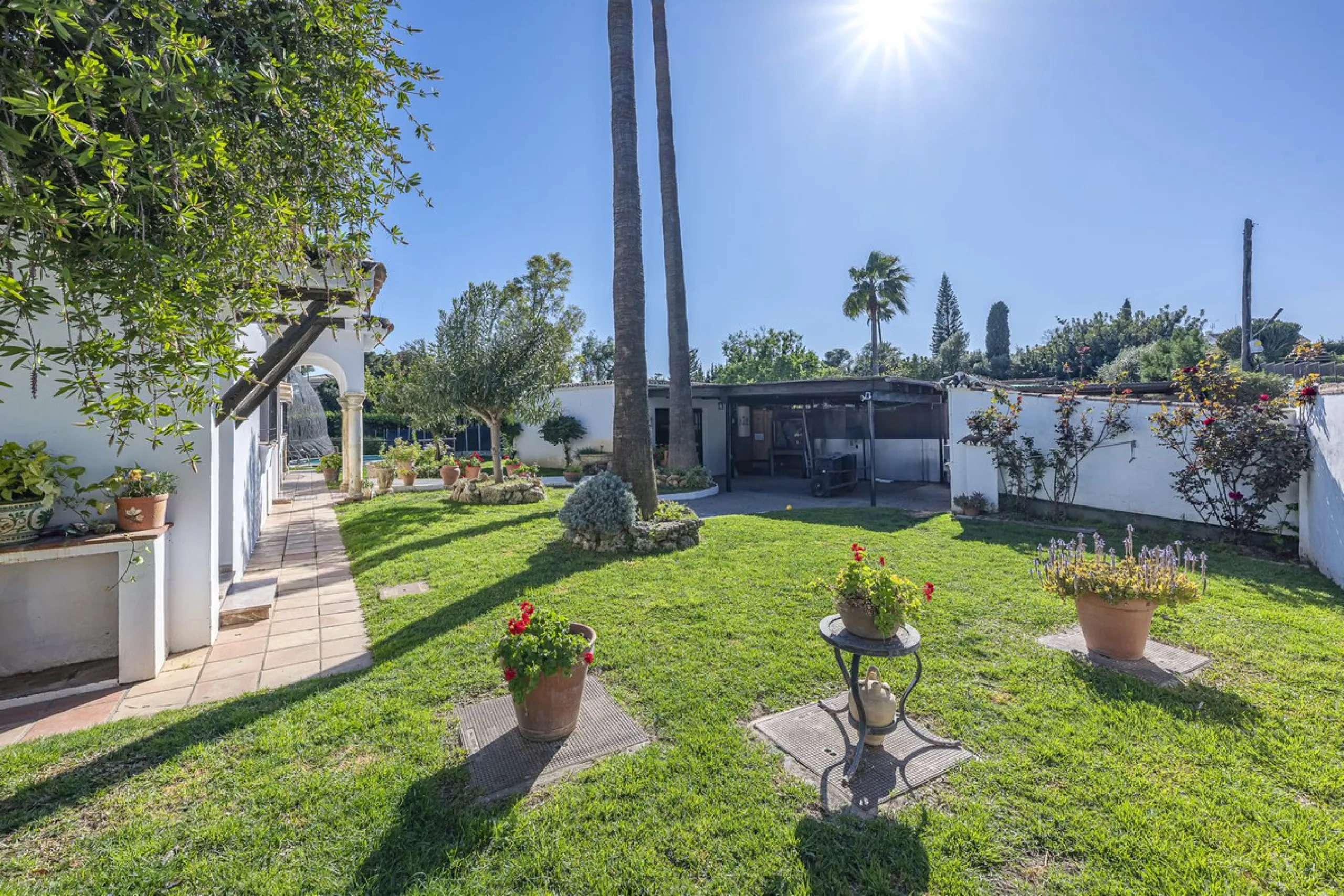 Rural plot with detached villa for sale in Guadalmina Alta A unique opportunity to purchase a spacious 3,000 m² rural plot with a detached single-storey house, situated in the prestigious area of Guadalmina Alta, a peaceful setting surrounded by nature, j
