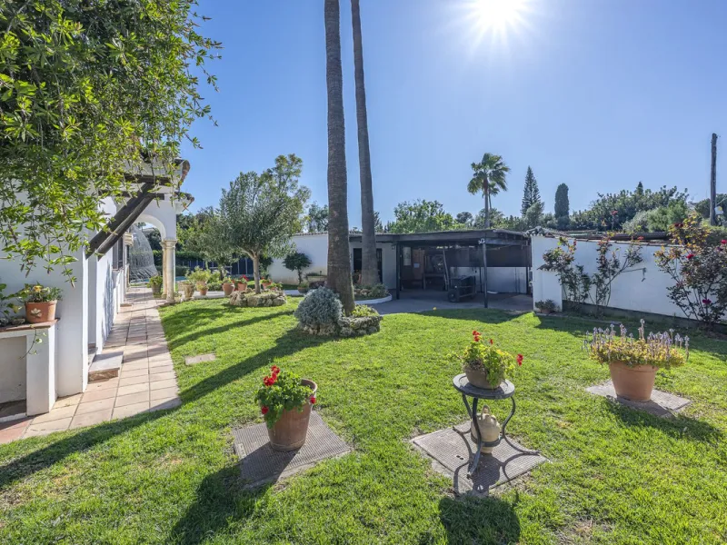 Rural plot with detached villa for sale in Guadalmina Alta A unique opportunity to purchase a spacious 3,000 m² rural plot with a detached single-storey house, situated in the prestigious area of Guadalmina Alta, a peaceful setting surrounded by nature, j