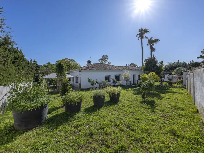 Rural plot with detached villa for sale in Guadalmina Alta A unique opportunity to purchase a spacious 3,000 m² rural plot with a detached single-storey house, situated in the prestigious area of Guadalmina Alta, a peaceful setting surrounded by nature, j