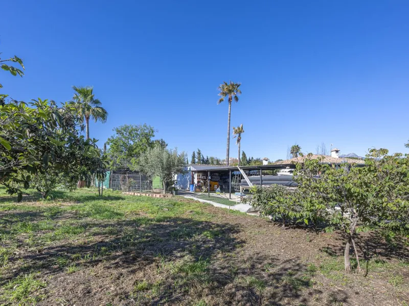 Rural plot with detached villa for sale in Guadalmina Alta A unique opportunity to purchase a spacious 3,000 m² rural plot with a detached single-storey house, situated in the prestigious area of Guadalmina Alta, a peaceful setting surrounded by nature, j