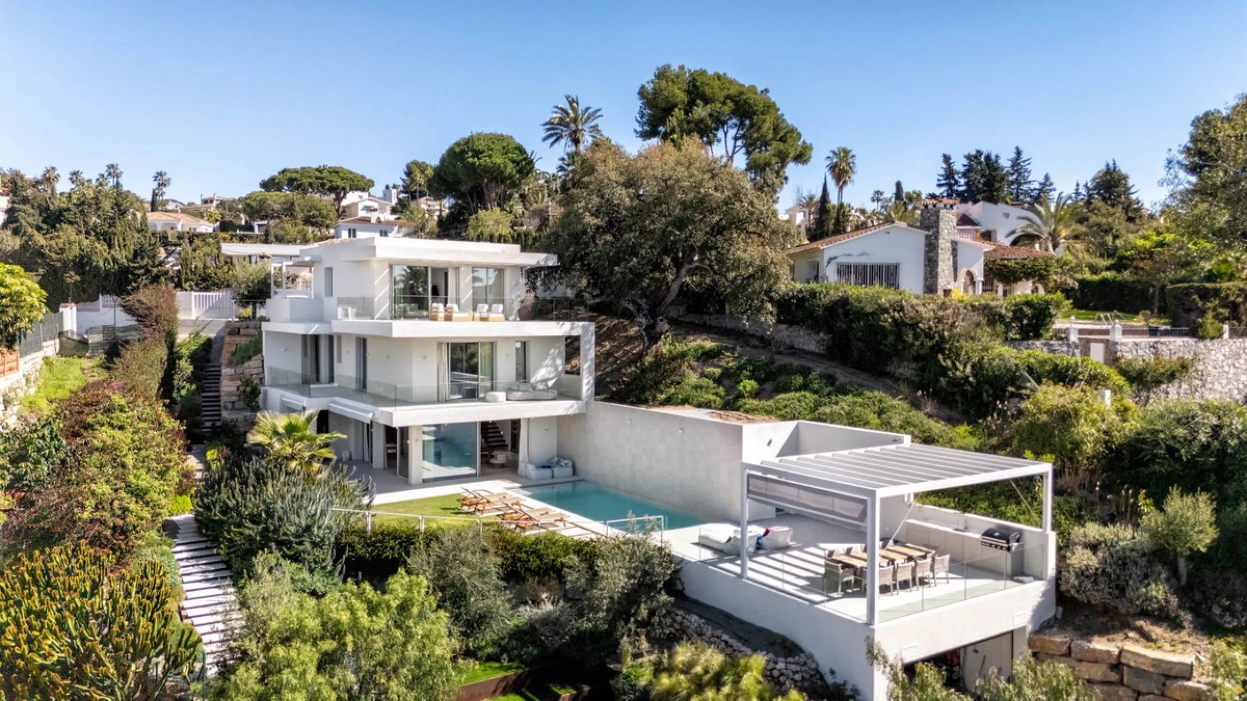 This detached villa is located in Elviria, a well-established residential area in East Marbella, set within a green and quiet environment and within walking distance of the beach. Shops, restaurants, golf courses and international schools are nearby, maki