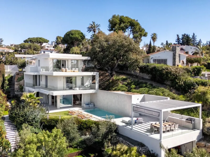 This detached villa is located in Elviria, a well-established residential area in East Marbella, set within a green and quiet environment and within walking distance of the beach. Shops, restaurants, golf courses and international schools are nearby, maki