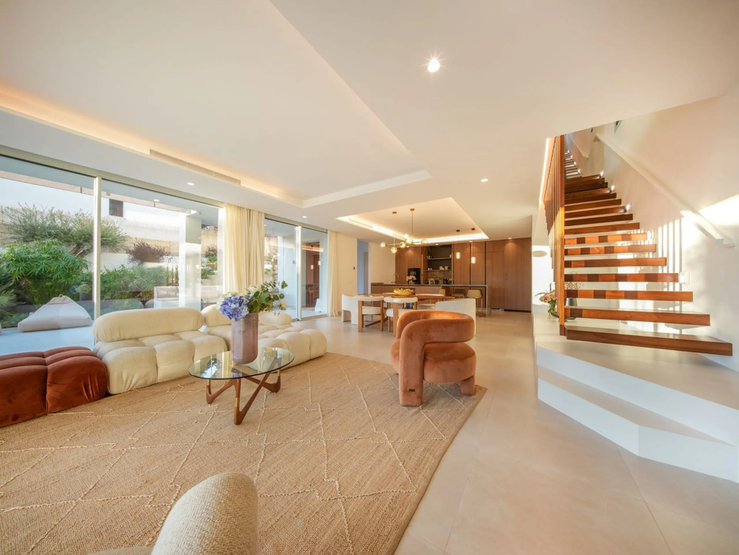 This detached villa is located in Elviria, a well-established residential area in East Marbella, set within a green and quiet environment and within walking distance of the beach. Shops, restaurants, golf courses and international schools are nearby, maki