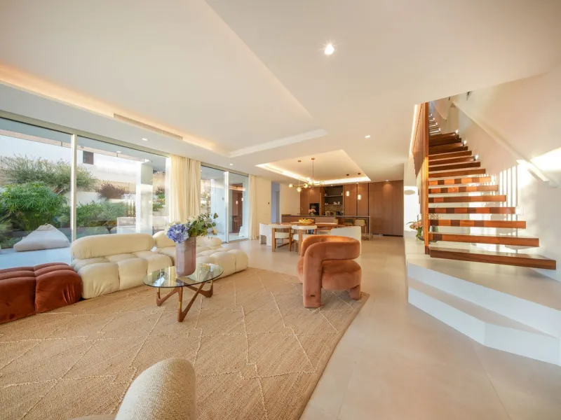 This detached villa is located in Elviria, a well-established residential area in East Marbella, set within a green and quiet environment and within walking distance of the beach. Shops, restaurants, golf courses and international schools are nearby, maki