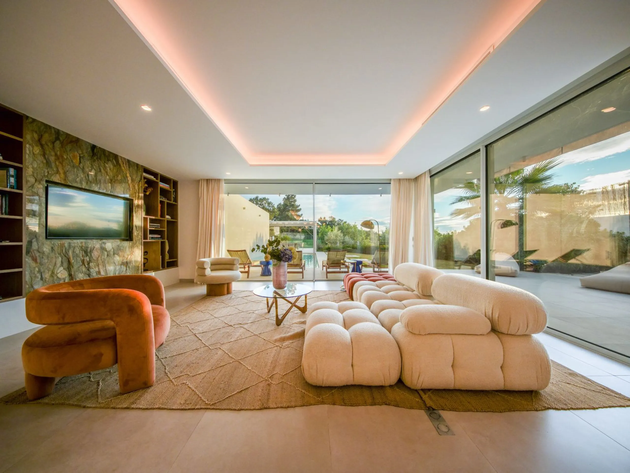 This detached villa is located in Elviria, a well-established residential area in East Marbella, set within a green and quiet environment and within walking distance of the beach. Shops, restaurants, golf courses and international schools are nearby, maki