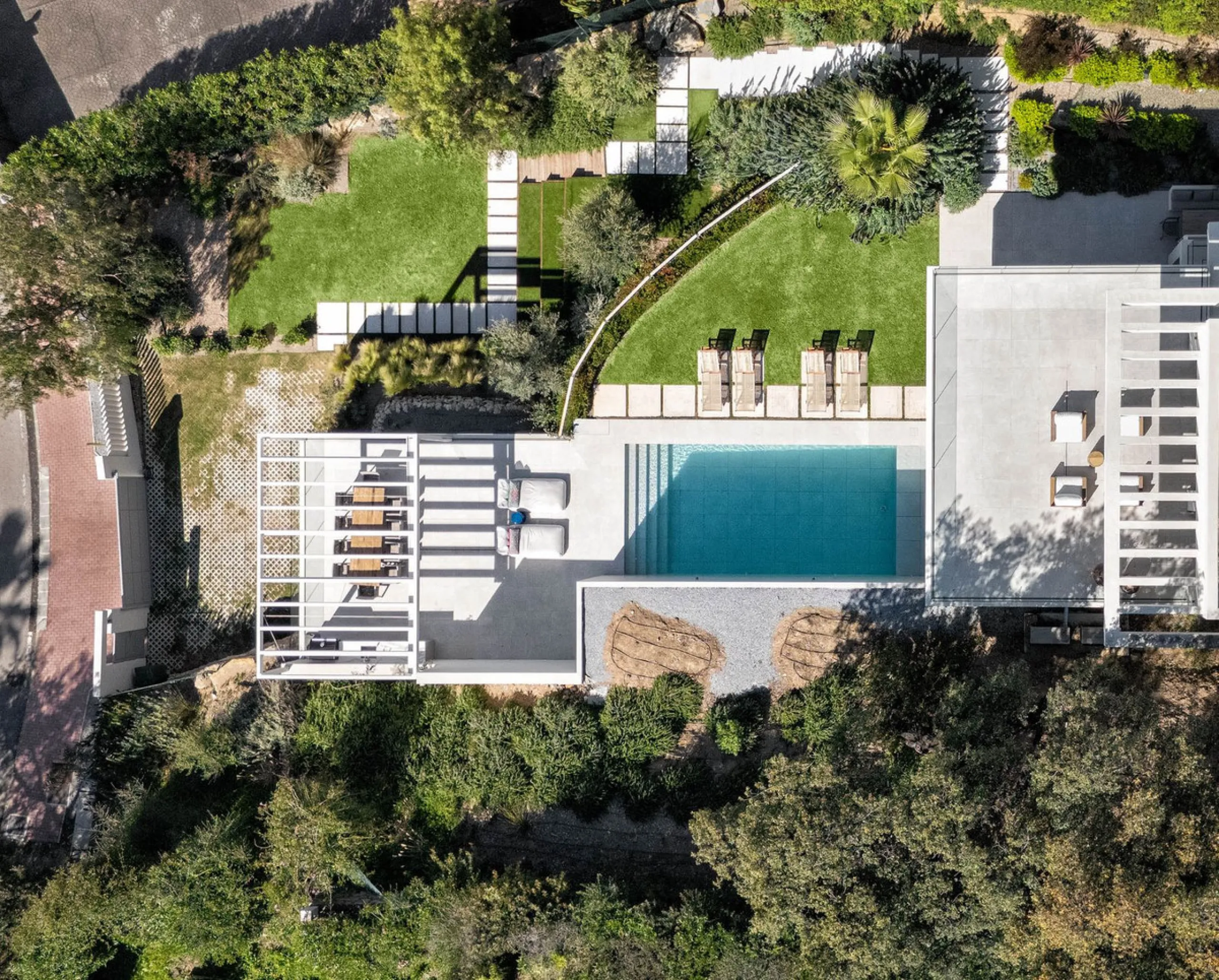 This detached villa is located in Elviria, a well-established residential area in East Marbella, set within a green and quiet environment and within walking distance of the beach. Shops, restaurants, golf courses and international schools are nearby, maki