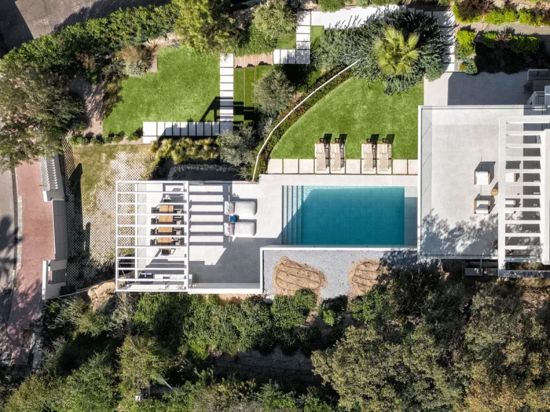 This detached villa is located in Elviria, a well-established residential area in East Marbella, set within a green and quiet environment and within walking distance of the beach. Shops, restaurants, golf courses and international schools are nearby, maki