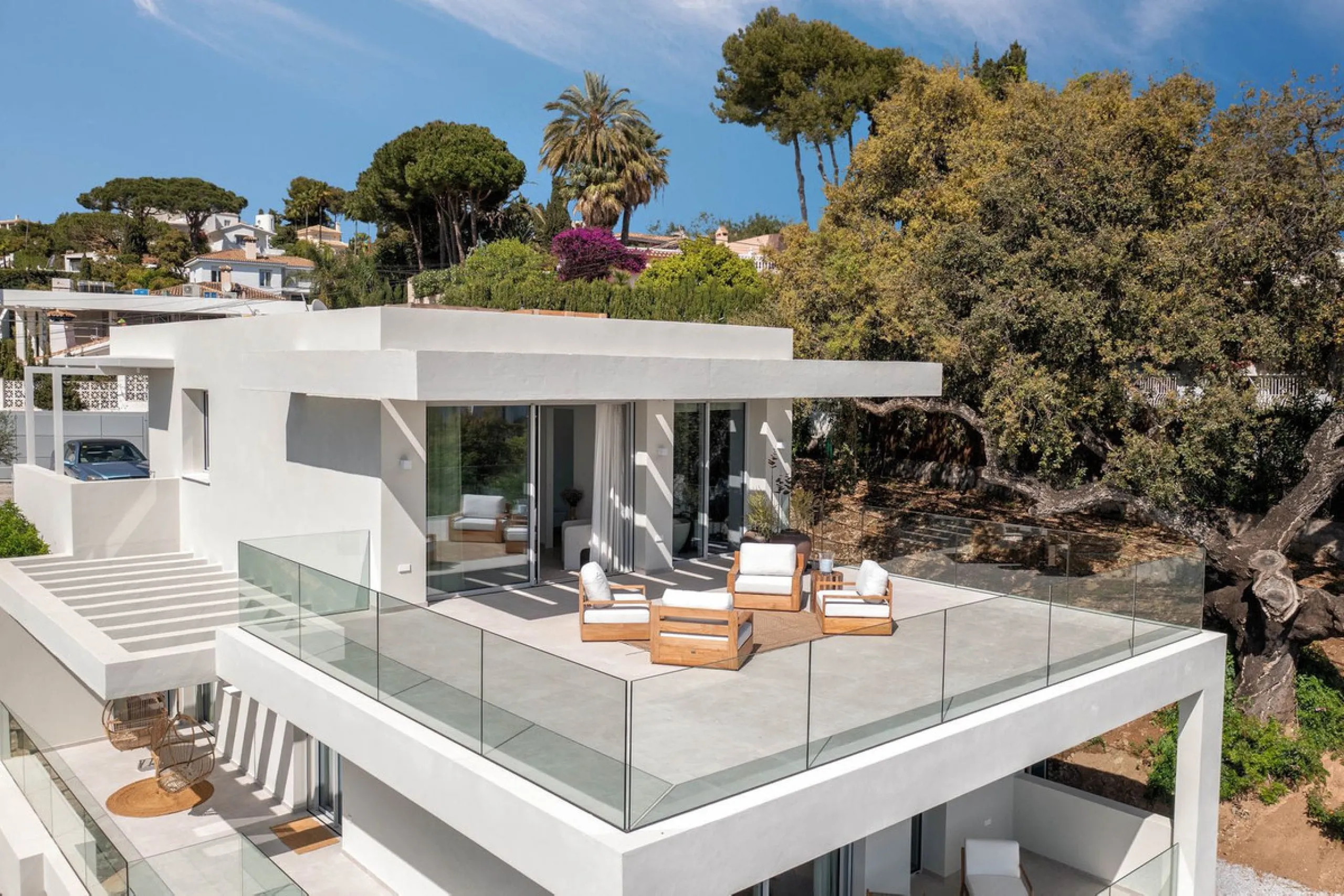 This detached villa is located in Elviria, a well-established residential area in East Marbella, set within a green and quiet environment and within walking distance of the beach. Shops, restaurants, golf courses and international schools are nearby, maki