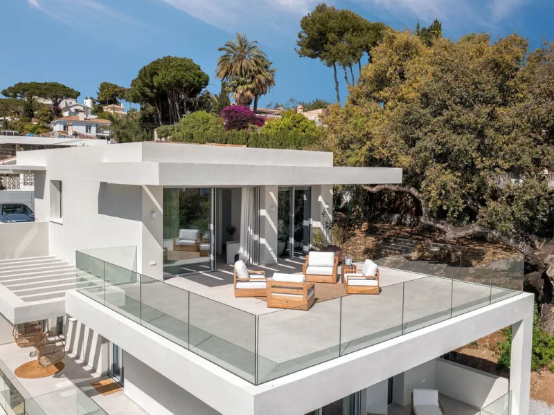 This detached villa is located in Elviria, a well-established residential area in East Marbella, set within a green and quiet environment and within walking distance of the beach. Shops, restaurants, golf courses and international schools are nearby, maki