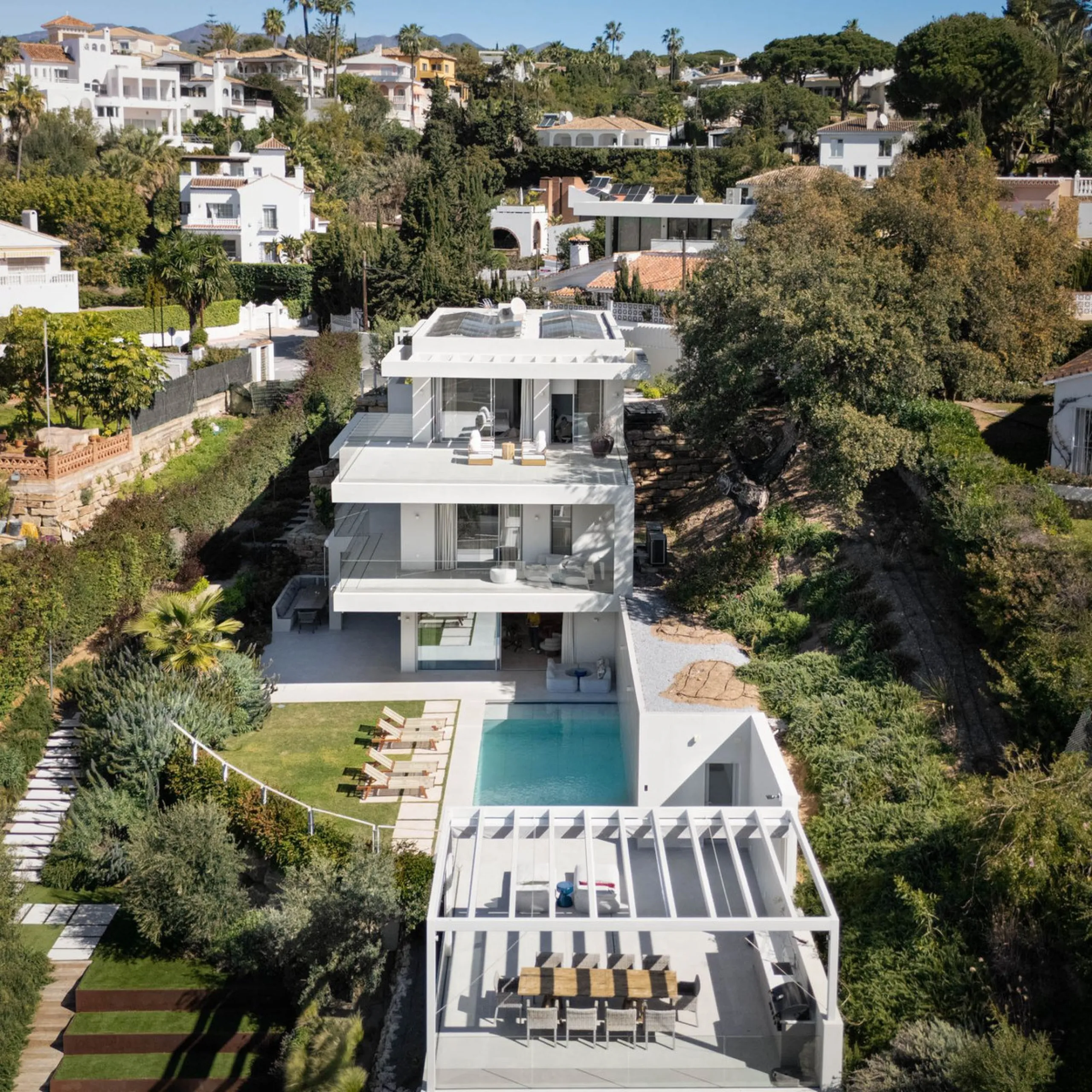 This detached villa is located in Elviria, a well-established residential area in East Marbella, set within a green and quiet environment and within walking distance of the beach. Shops, restaurants, golf courses and international schools are nearby, maki