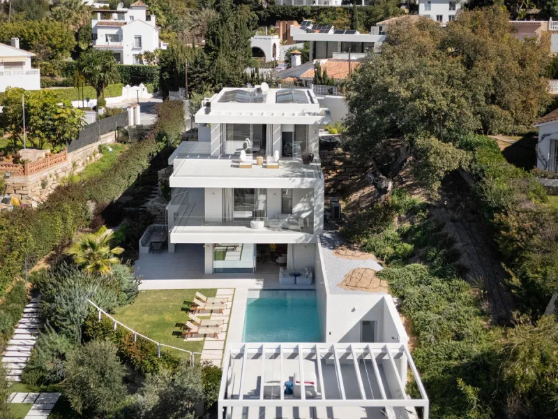 This detached villa is located in Elviria, a well-established residential area in East Marbella, set within a green and quiet environment and within walking distance of the beach. Shops, restaurants, golf courses and international schools are nearby, maki