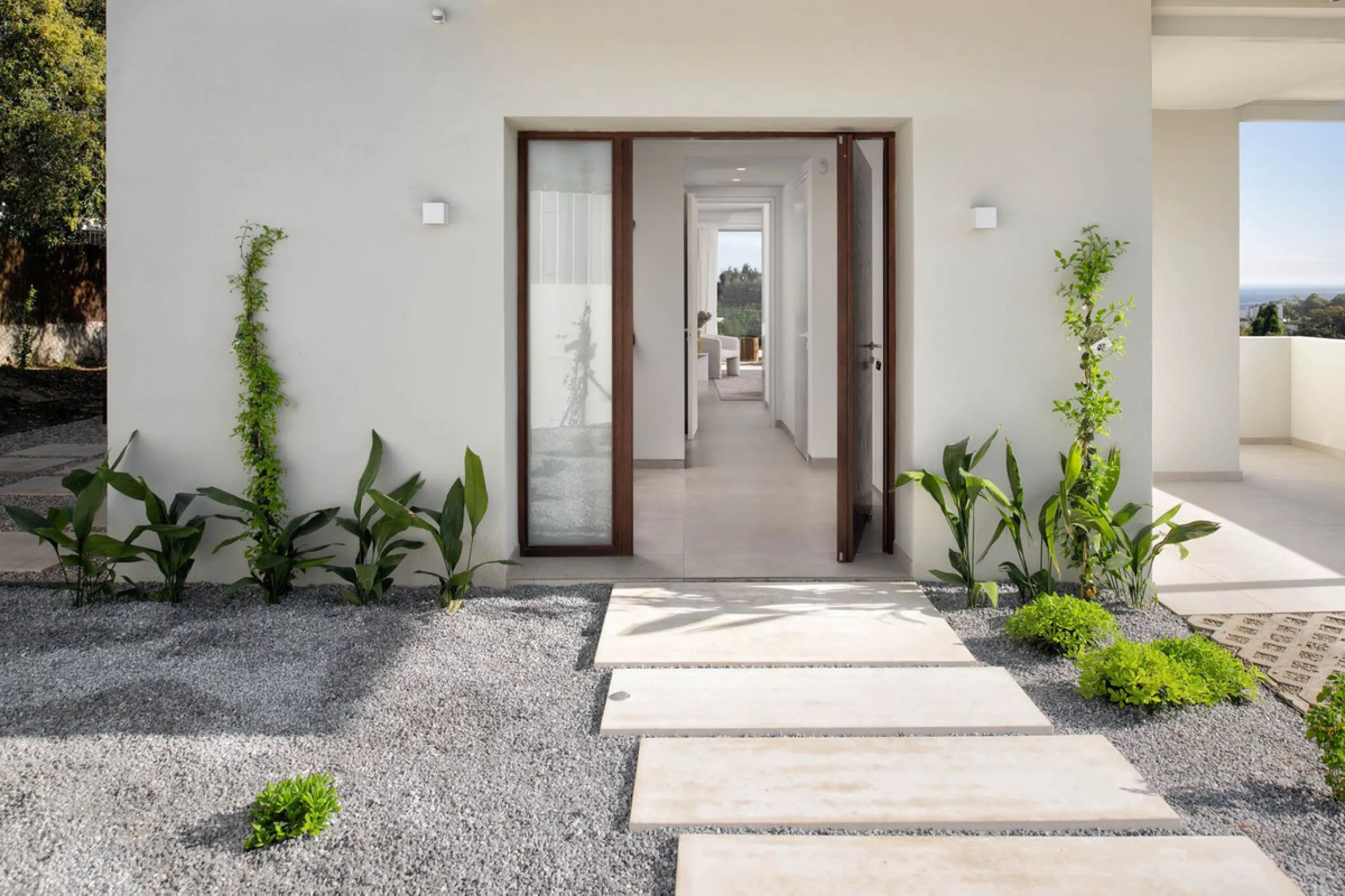 This detached villa is located in Elviria, a well-established residential area in East Marbella, set within a green and quiet environment and within walking distance of the beach. Shops, restaurants, golf courses and international schools are nearby, maki
