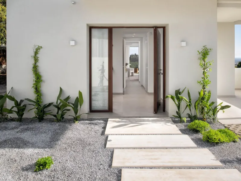 This detached villa is located in Elviria, a well-established residential area in East Marbella, set within a green and quiet environment and within walking distance of the beach. Shops, restaurants, golf courses and international schools are nearby, maki