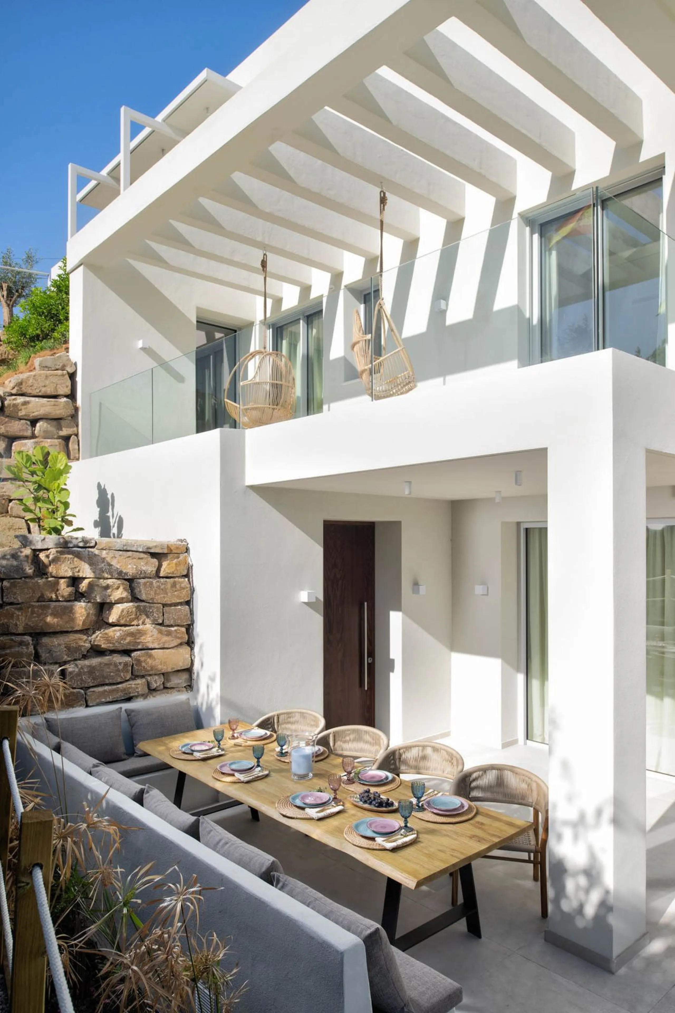 This detached villa is located in Elviria, a well-established residential area in East Marbella, set within a green and quiet environment and within walking distance of the beach. Shops, restaurants, golf courses and international schools are nearby, maki