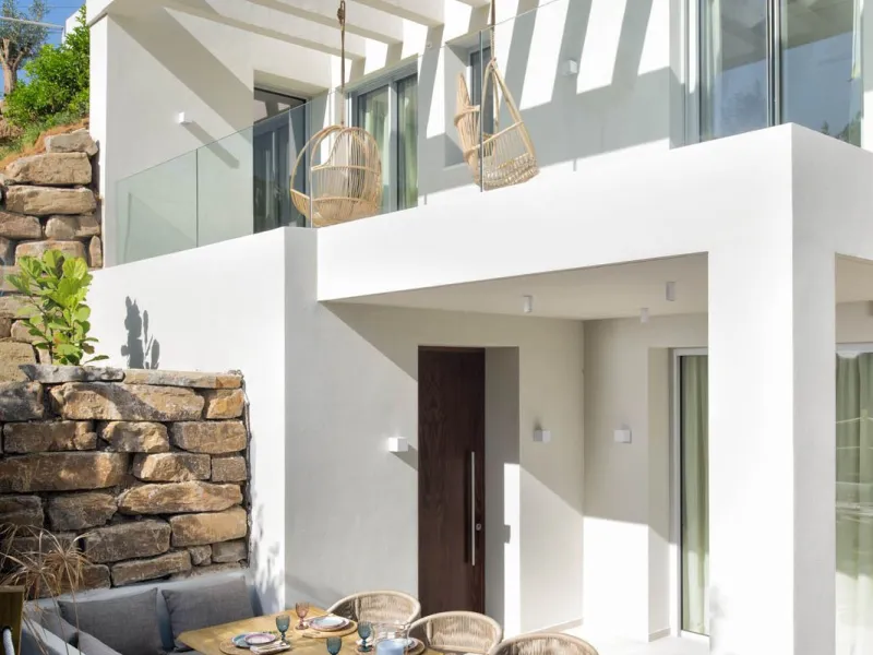 This detached villa is located in Elviria, a well-established residential area in East Marbella, set within a green and quiet environment and within walking distance of the beach. Shops, restaurants, golf courses and international schools are nearby, maki