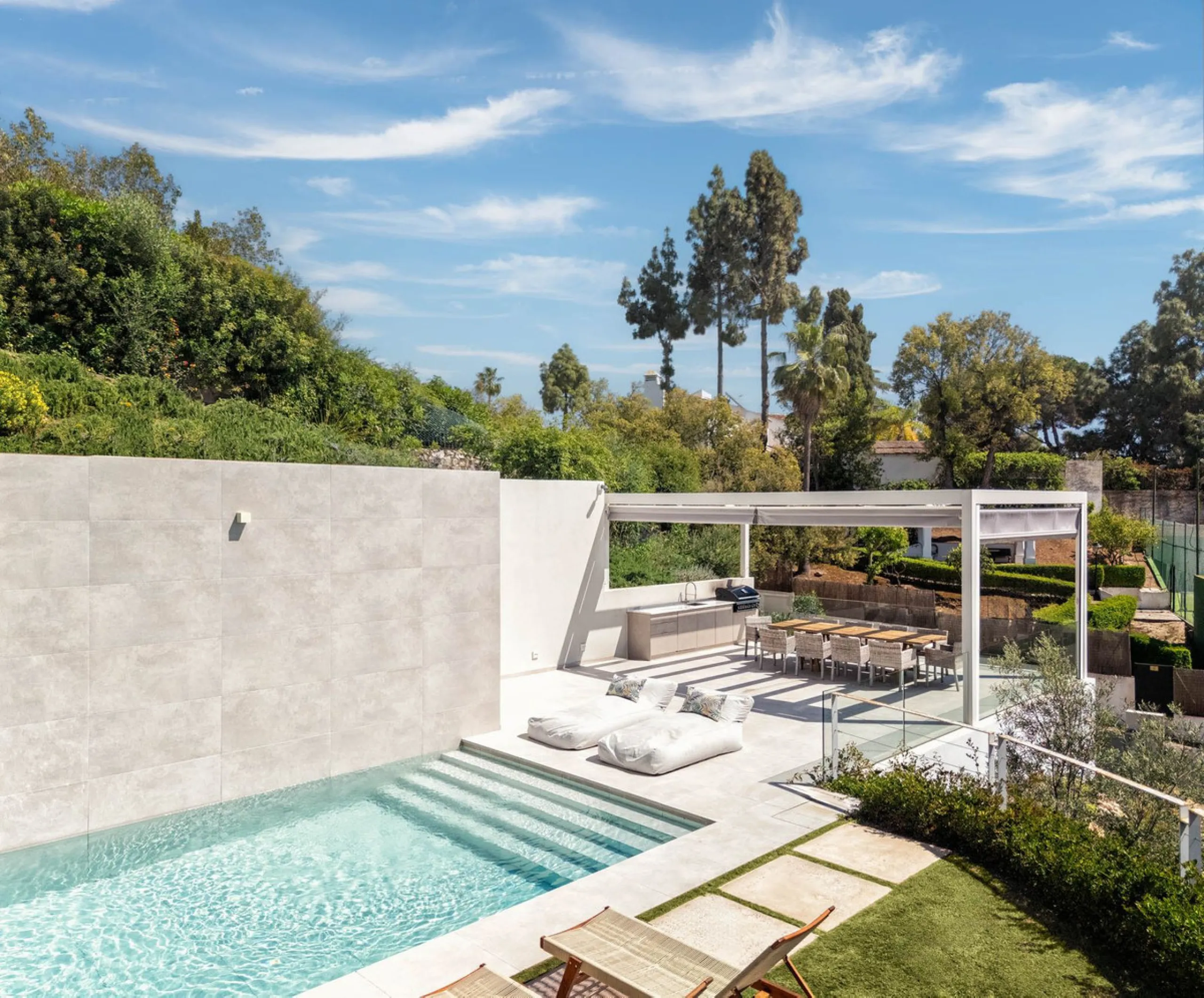 This detached villa is located in Elviria, a well-established residential area in East Marbella, set within a green and quiet environment and within walking distance of the beach. Shops, restaurants, golf courses and international schools are nearby, maki