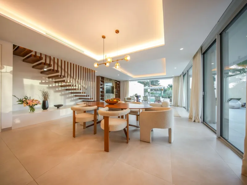 This detached villa is located in Elviria, a well-established residential area in East Marbella, set within a green and quiet environment and within walking distance of the beach. Shops, restaurants, golf courses and international schools are nearby, maki