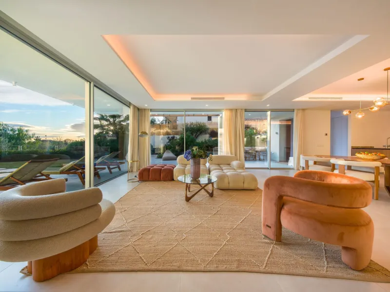 This detached villa is located in Elviria, a well-established residential area in East Marbella, set within a green and quiet environment and within walking distance of the beach. Shops, restaurants, golf courses and international schools are nearby, maki