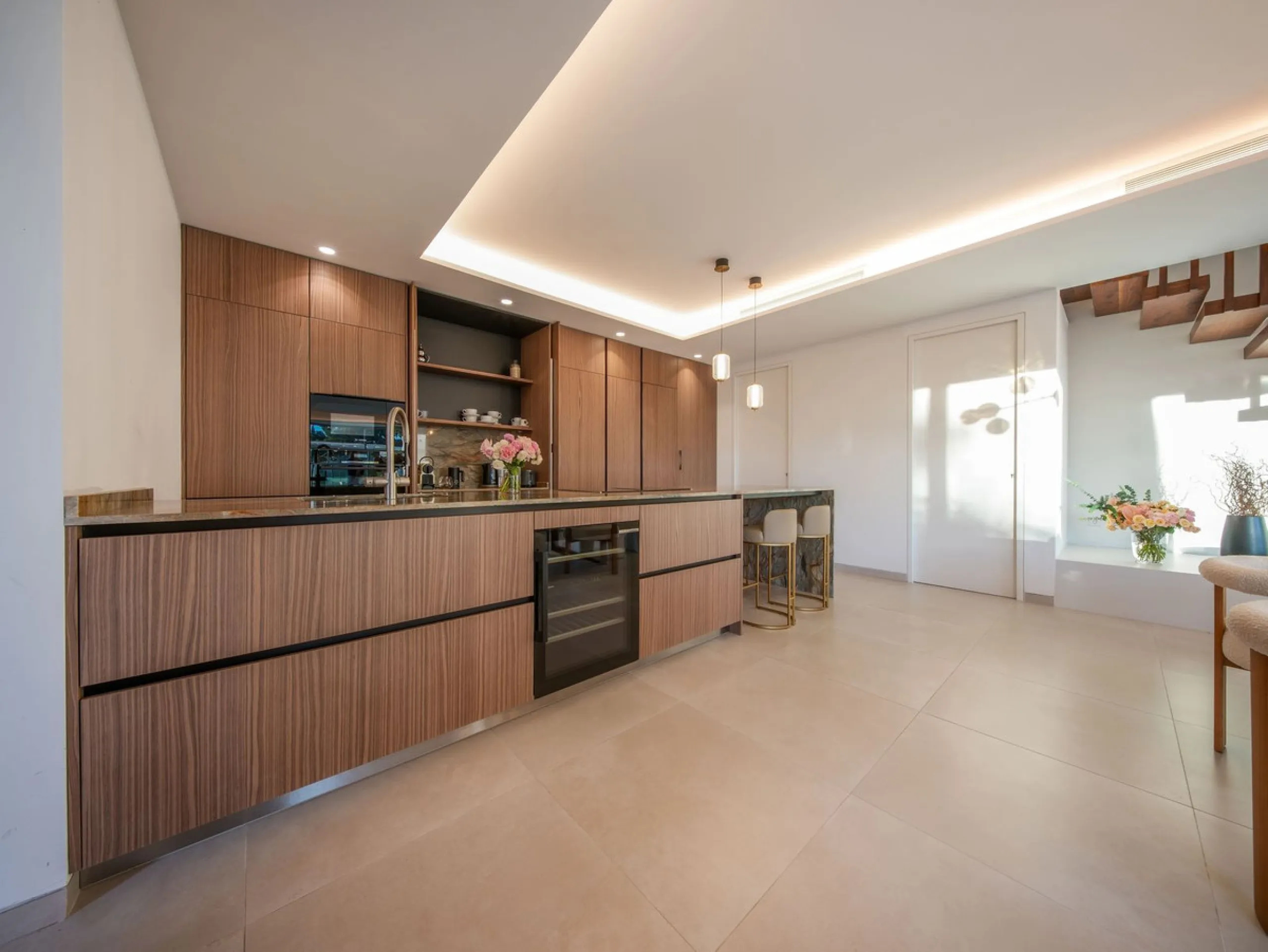 This detached villa is located in Elviria, a well-established residential area in East Marbella, set within a green and quiet environment and within walking distance of the beach. Shops, restaurants, golf courses and international schools are nearby, maki