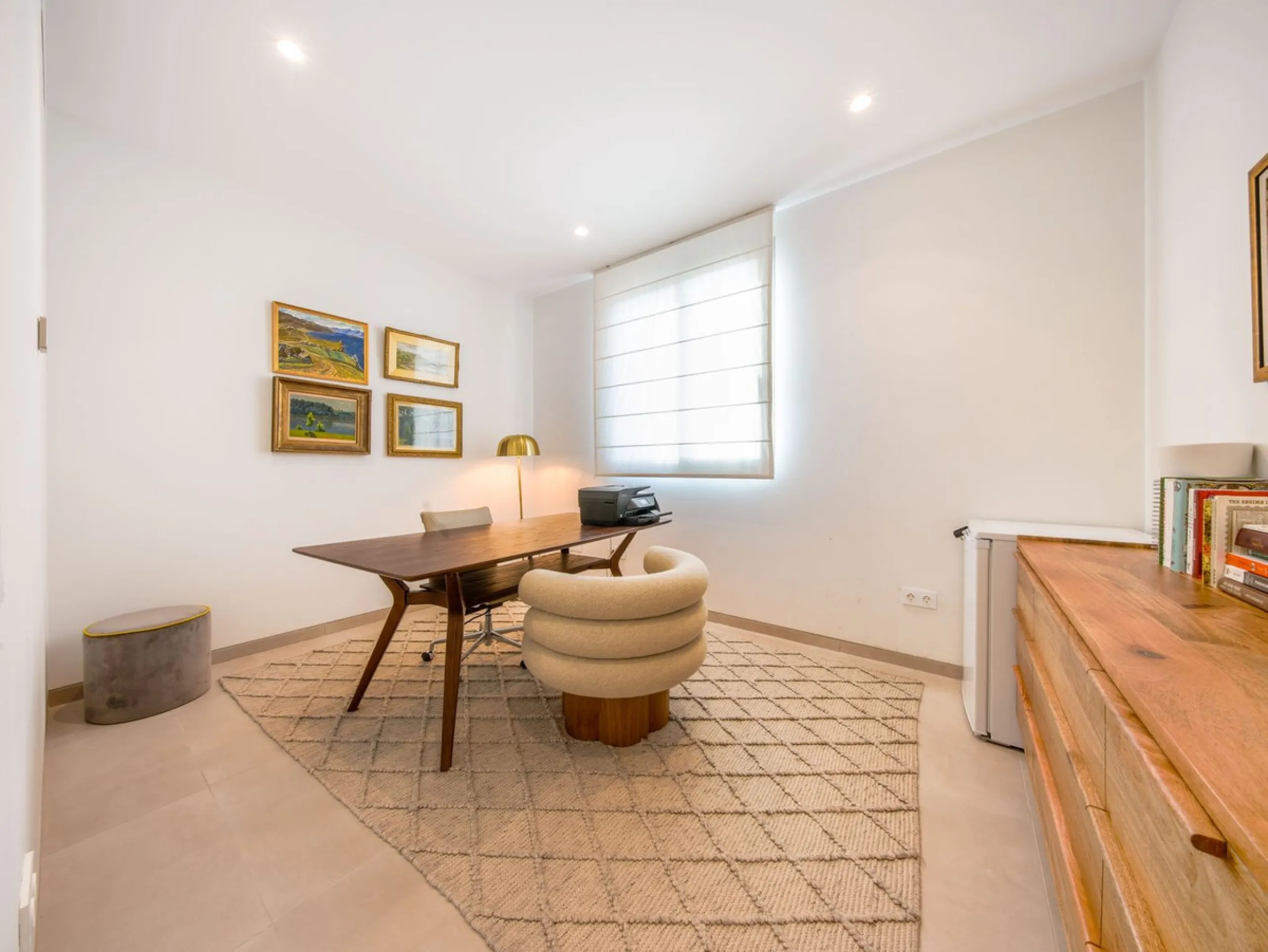 This detached villa is located in Elviria, a well-established residential area in East Marbella, set within a green and quiet environment and within walking distance of the beach. Shops, restaurants, golf courses and international schools are nearby, maki