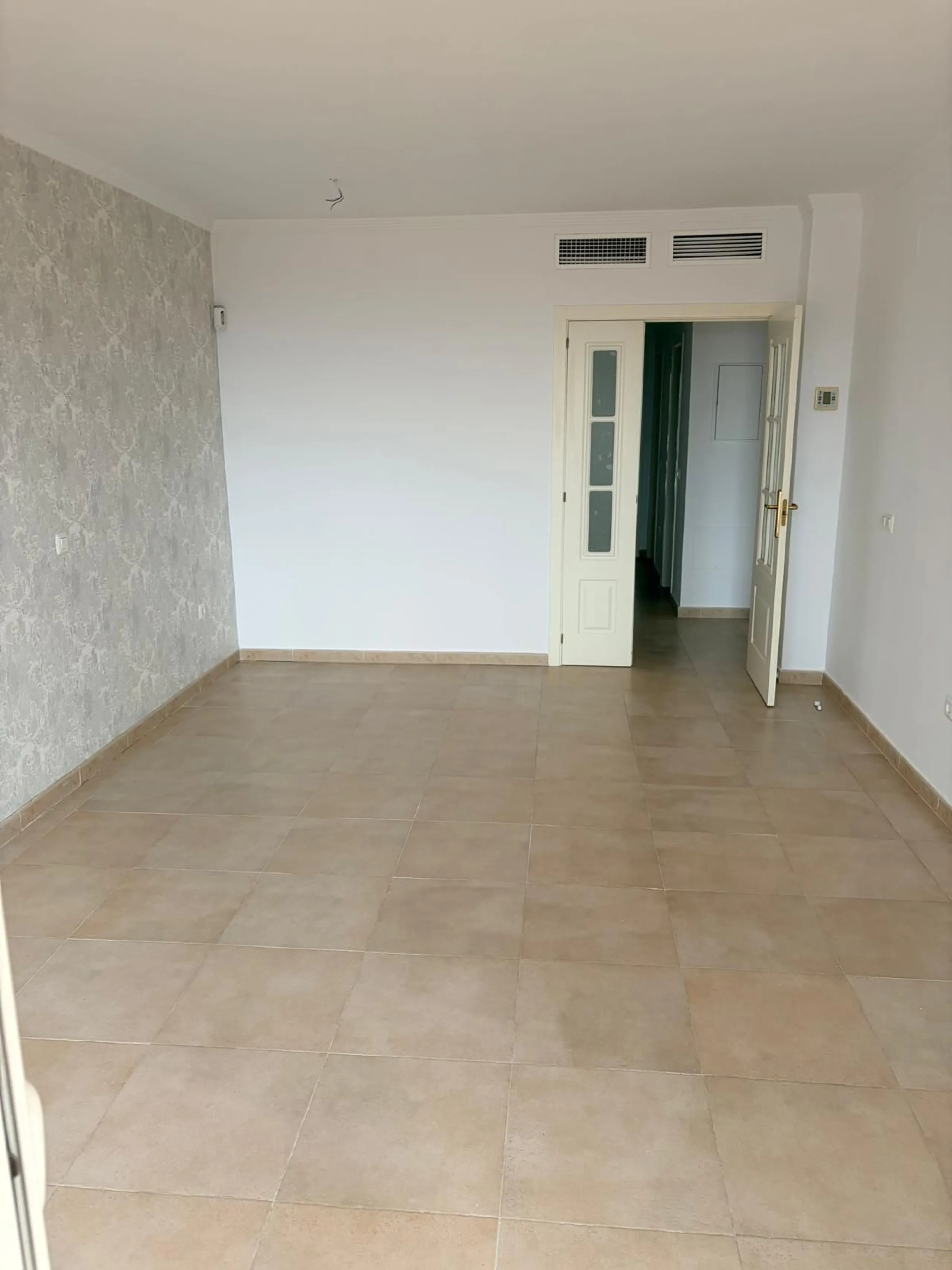 Beautiful apartment for sale in Riviera del Sol, Mijas, located in one of the most sought-after areas of the Costa del Sol, ideal both as an investment and as a holiday home near the sea.