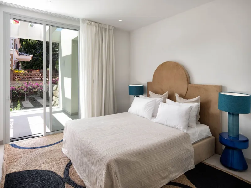 This detached villa is located in Elviria, a well-established residential area in East Marbella, set within a green and quiet environment and within walking distance of the beach. Shops, restaurants, golf courses and international schools are nearby, maki