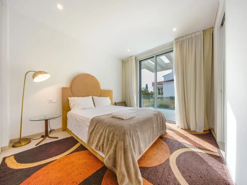 This detached villa is located in Elviria, a well-established residential area in East Marbella, set within a green and quiet environment and within walking distance of the beach. Shops, restaurants, golf courses and international schools are nearby, maki