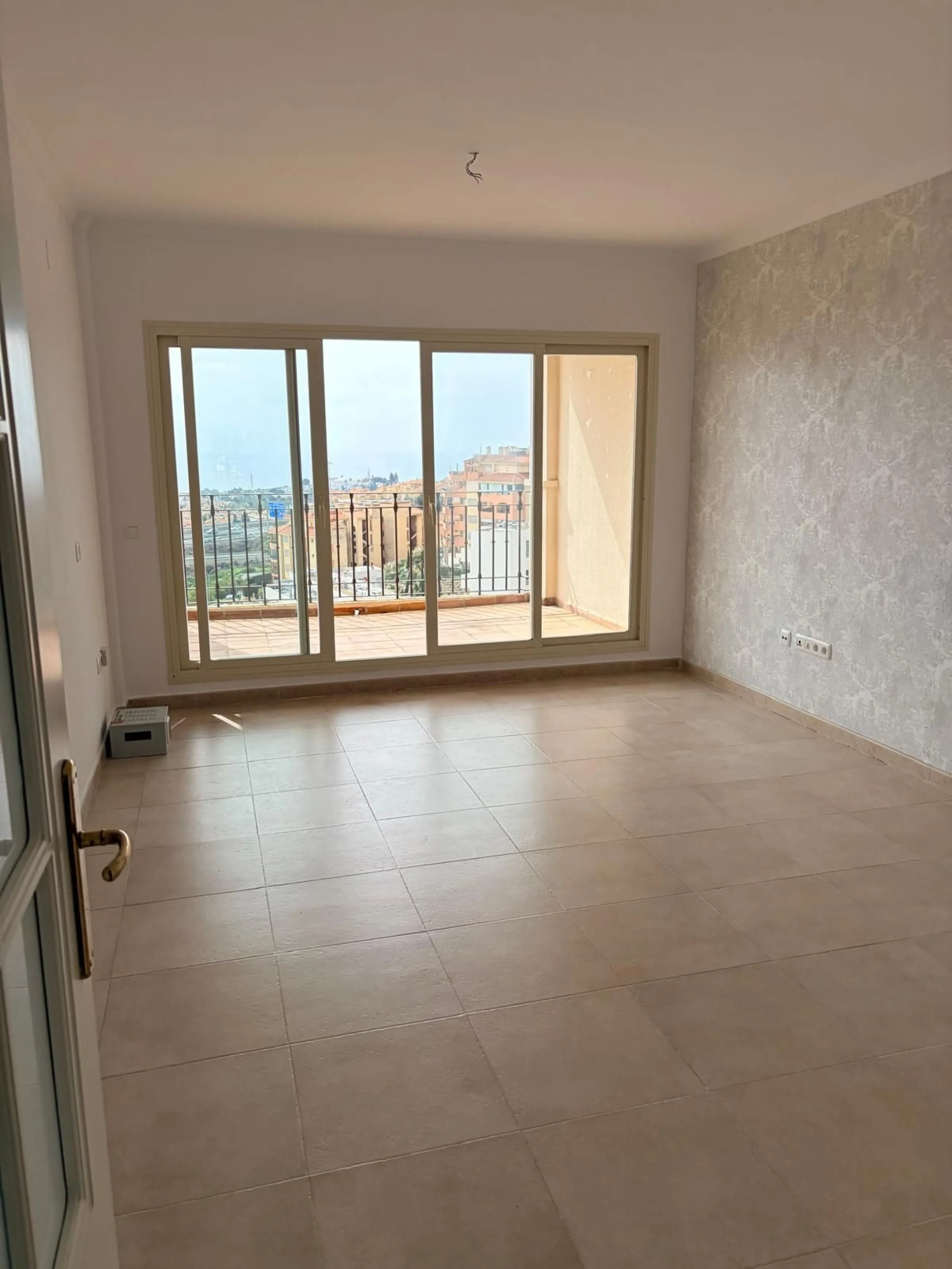 Beautiful apartment for sale in Riviera del Sol, Mijas, located in one of the most sought-after areas of the Costa del Sol, ideal both as an investment and as a holiday home near the sea.