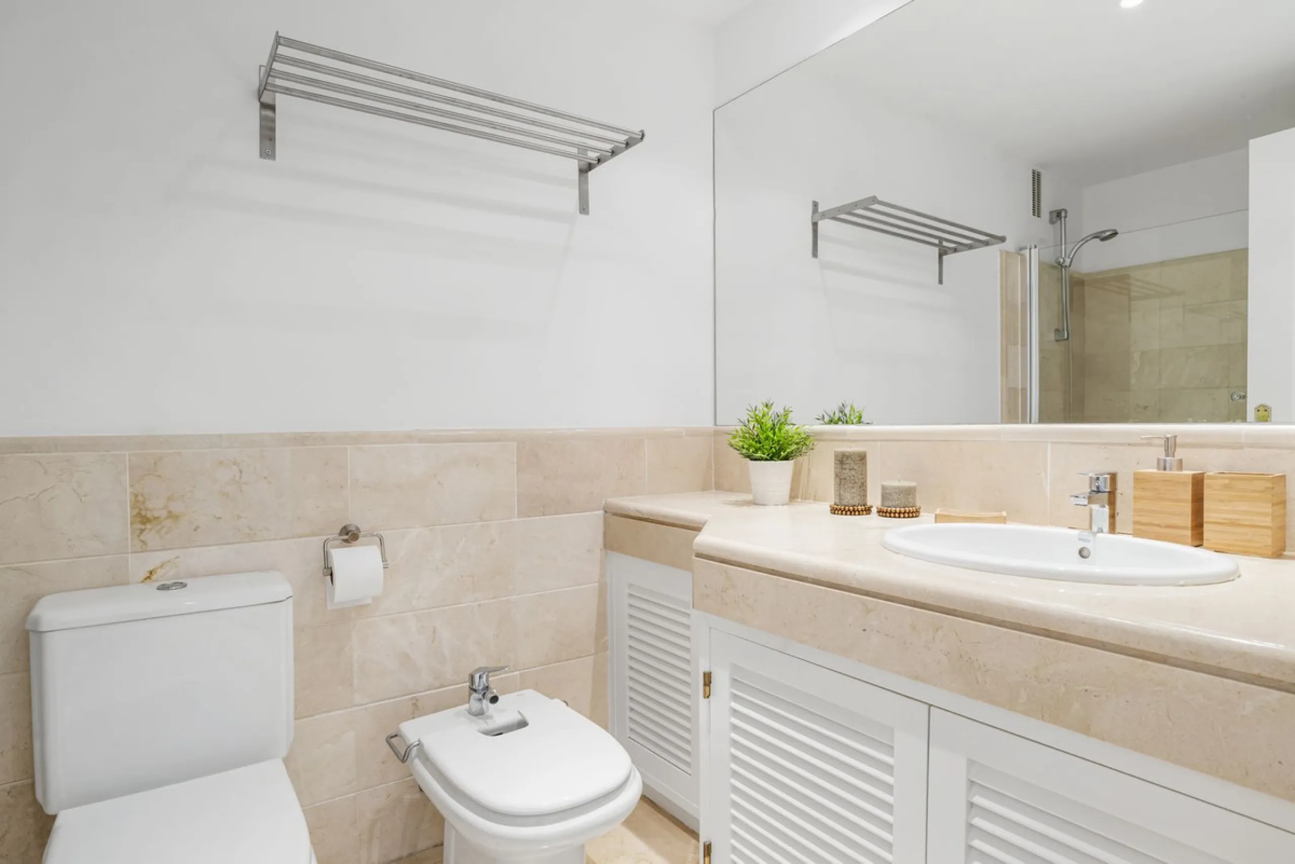 Discover this bright and elegant two bedroom first floor apartment located within the sought after Los Pinos in Los Arqueros Golf and Country Club. Set in a peaceful and secure environment, the property enjoys an elevated position with beautiful open view