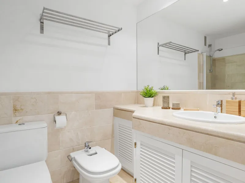 Discover this bright and elegant two bedroom first floor apartment located within the sought after Los Pinos in Los Arqueros Golf and Country Club. Set in a peaceful and secure environment, the property enjoys an elevated position with beautiful open view