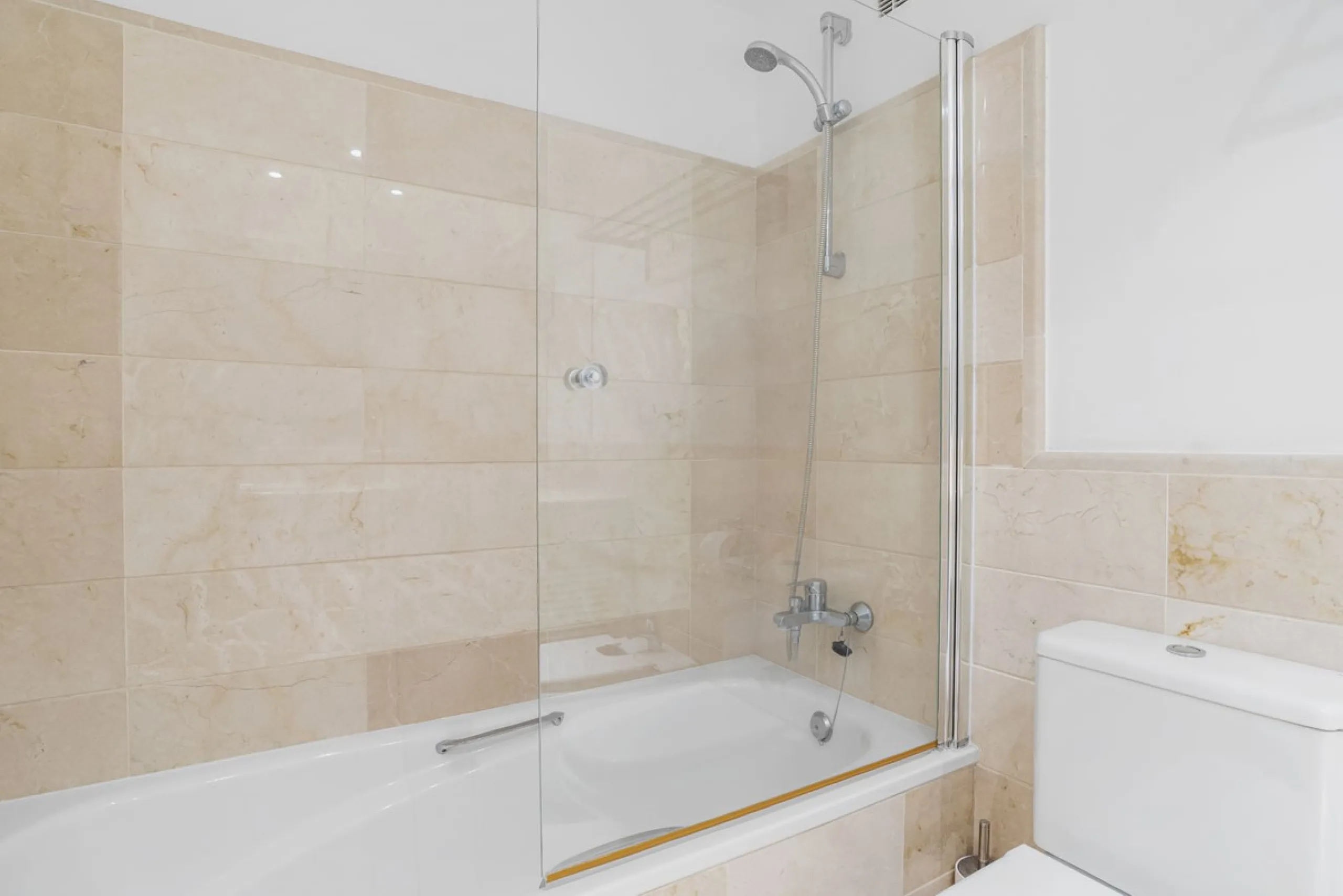 Discover this bright and elegant two bedroom first floor apartment located within the sought after Los Pinos in Los Arqueros Golf and Country Club. Set in a peaceful and secure environment, the property enjoys an elevated position with beautiful open view