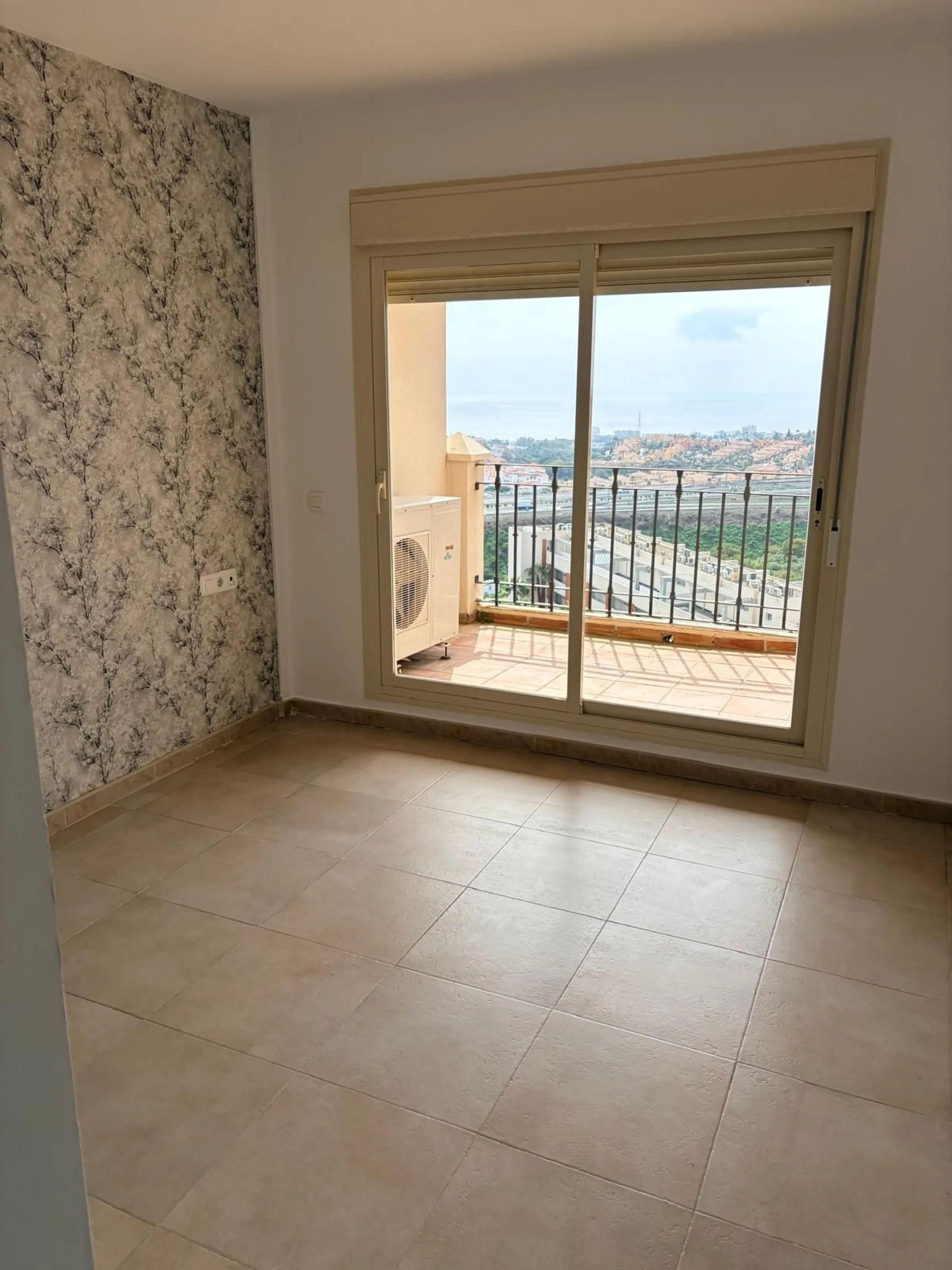 Beautiful apartment for sale in Riviera del Sol, Mijas, located in one of the most sought-after areas of the Costa del Sol, ideal both as an investment and as a holiday home near the sea.