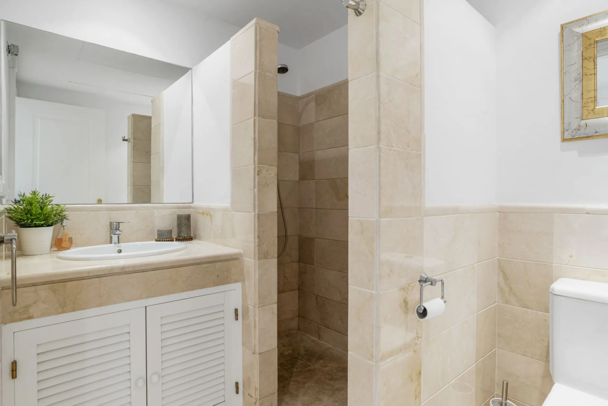 Discover this bright and elegant two bedroom first floor apartment located within the sought after Los Pinos in Los Arqueros Golf and Country Club. Set in a peaceful and secure environment, the property enjoys an elevated position with beautiful open view