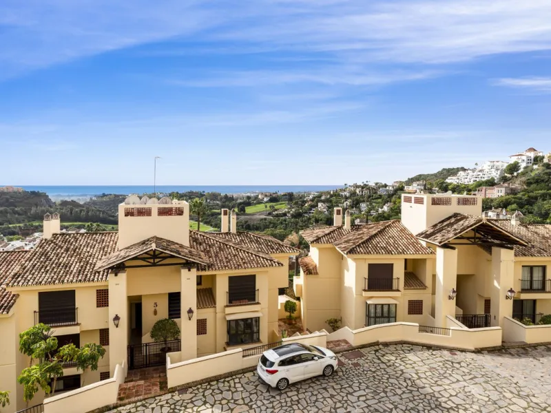 Discover this bright and elegant two bedroom first floor apartment located within the sought after Los Pinos in Los Arqueros Golf and Country Club. Set in a peaceful and secure environment, the property enjoys an elevated position with beautiful open view
