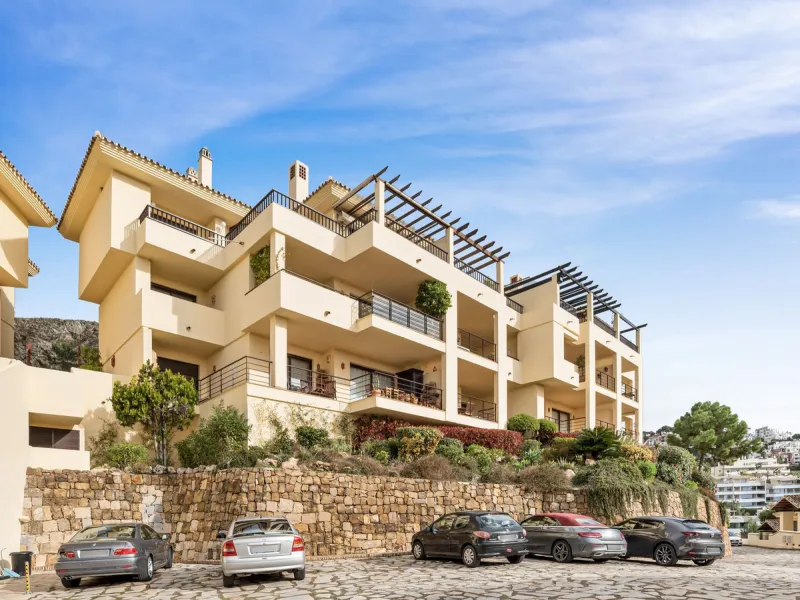 Discover this bright and elegant two bedroom first floor apartment located within the sought after Los Pinos in Los Arqueros Golf and Country Club. Set in a peaceful and secure environment, the property enjoys an elevated position with beautiful open view
