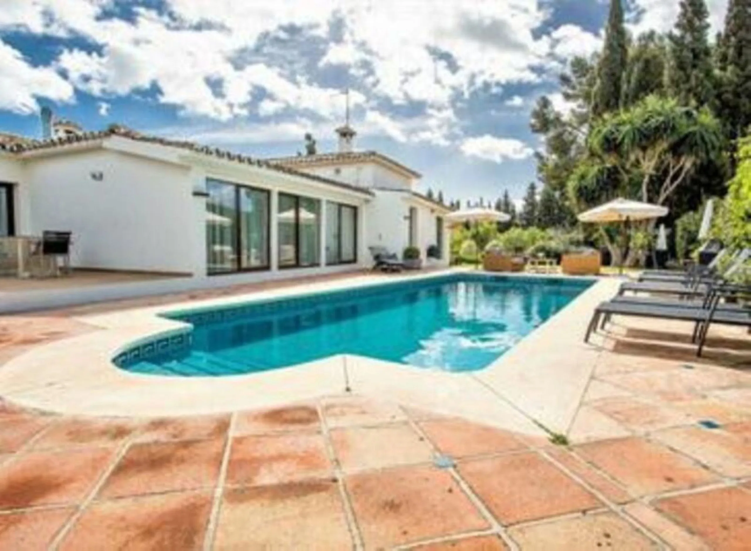 Perfect Family Residence with Excellent Rental Potential This stunning beachside villa enjoys an unbeatable location just a short stroll from the promenade and the golden sands of San Pedro de Alcántara. Thoughtfully designed with comfort, style, and prac