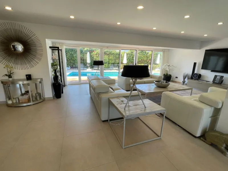 Perfect Family Residence with Excellent Rental Potential This stunning beachside villa enjoys an unbeatable location just a short stroll from the promenade and the golden sands of San Pedro de Alcántara. Thoughtfully designed with comfort, style, and prac