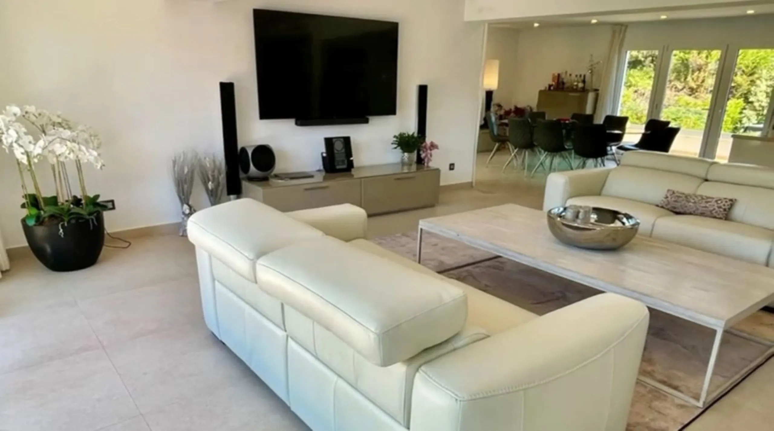 Perfect Family Residence with Excellent Rental Potential This stunning beachside villa enjoys an unbeatable location just a short stroll from the promenade and the golden sands of San Pedro de Alcántara. Thoughtfully designed with comfort, style, and prac