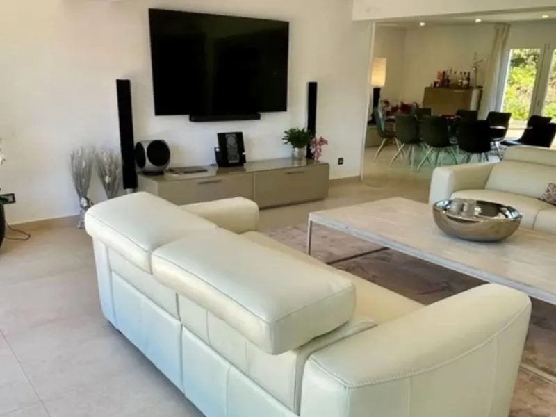 Perfect Family Residence with Excellent Rental Potential This stunning beachside villa enjoys an unbeatable location just a short stroll from the promenade and the golden sands of San Pedro de Alcántara. Thoughtfully designed with comfort, style, and prac